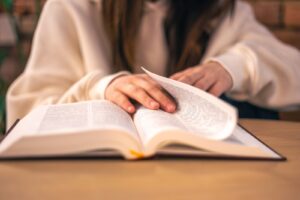 Bíblia adolescente feminina: como incentivar jovens na leitura?